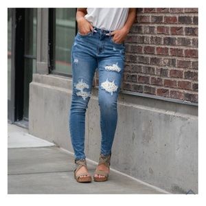 These great Judy Blues are sostretchy. They have the cutest lemon print.